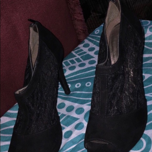 Black Lace Heels - Picture 2 of 3